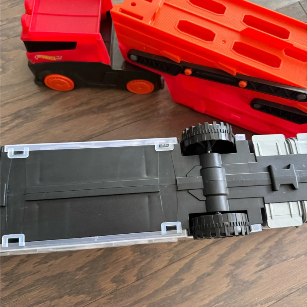 Hot Wheels Mega Hauler Truck (2015) holds 50 cars - NEW in box